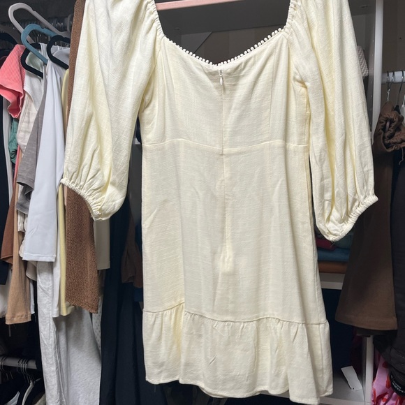 New without tags  cream dress w ruffle bottom and cut out, stunning, 3/4 sleeves - Picture 3 of 6